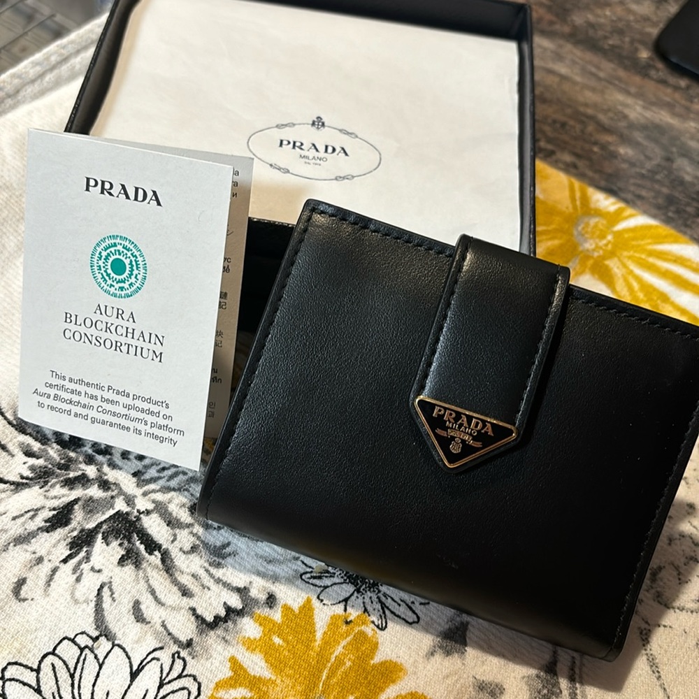 SALE🛍️ PRADA Saffiano Leather Wallet.
